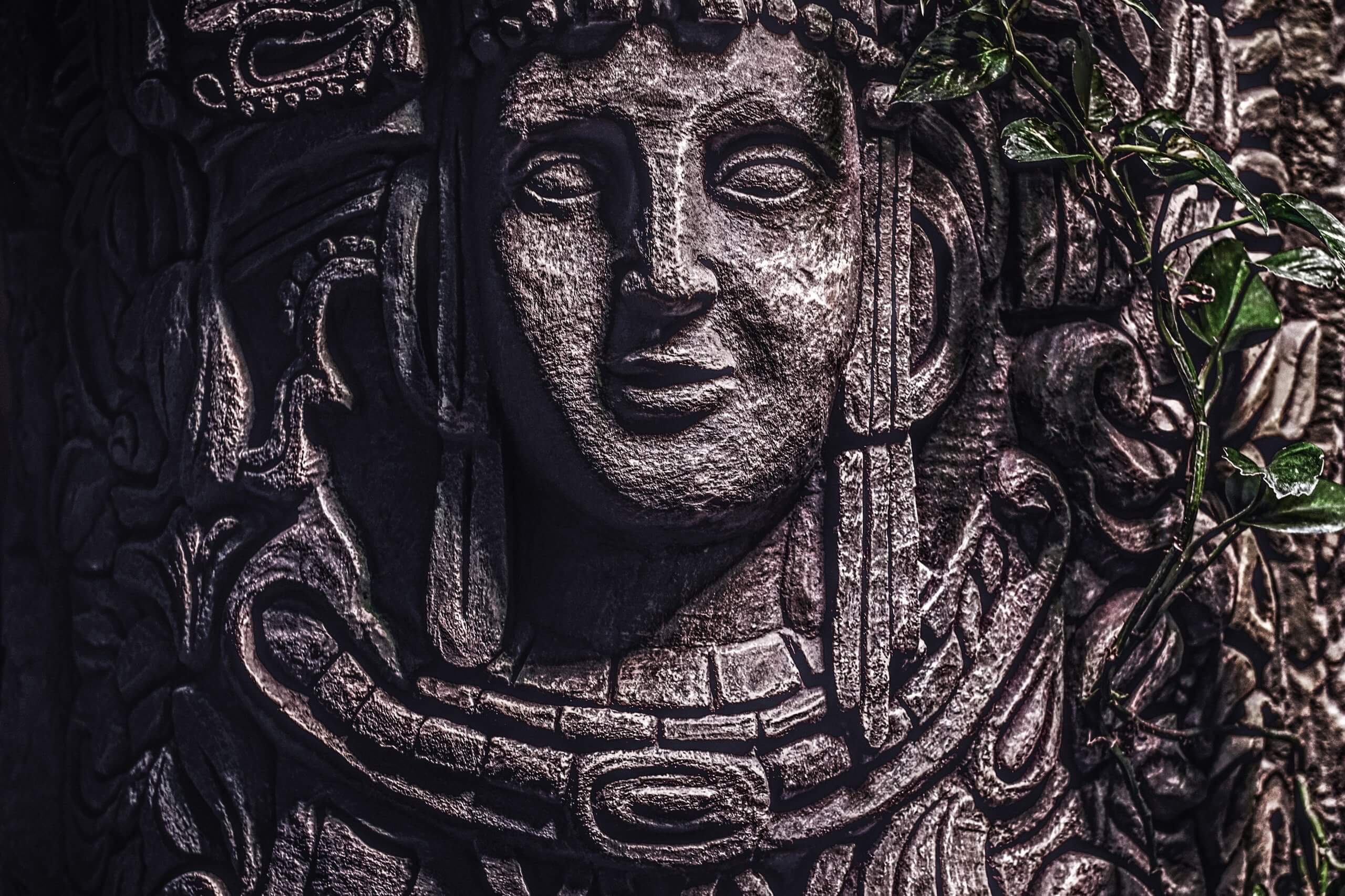 monument gravé d'un visage humain