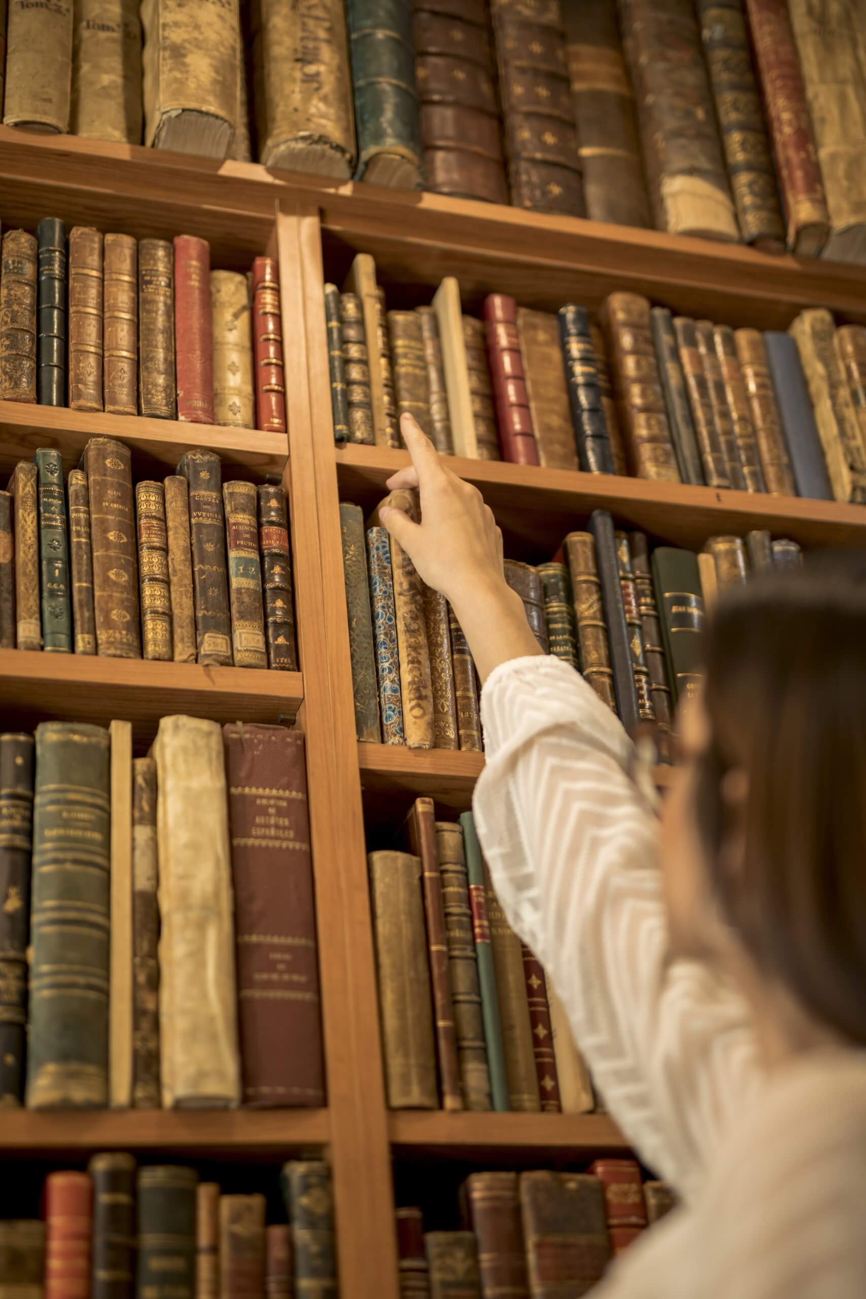femme dans une bibliothèque