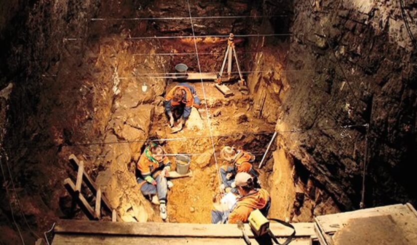 fouilles dans la grotte de Denisova