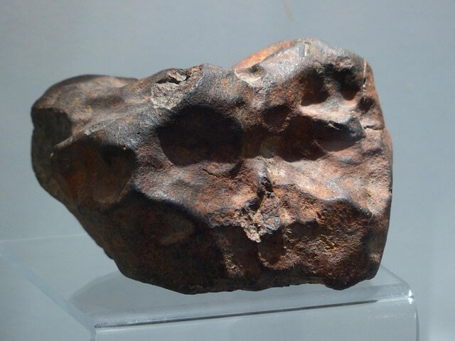 photo d'une météorite exposée